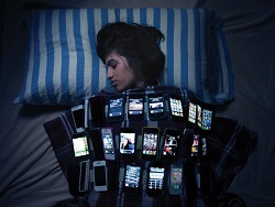 stop-using-phone-in-bed