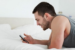 stop-using-phone-in-bed